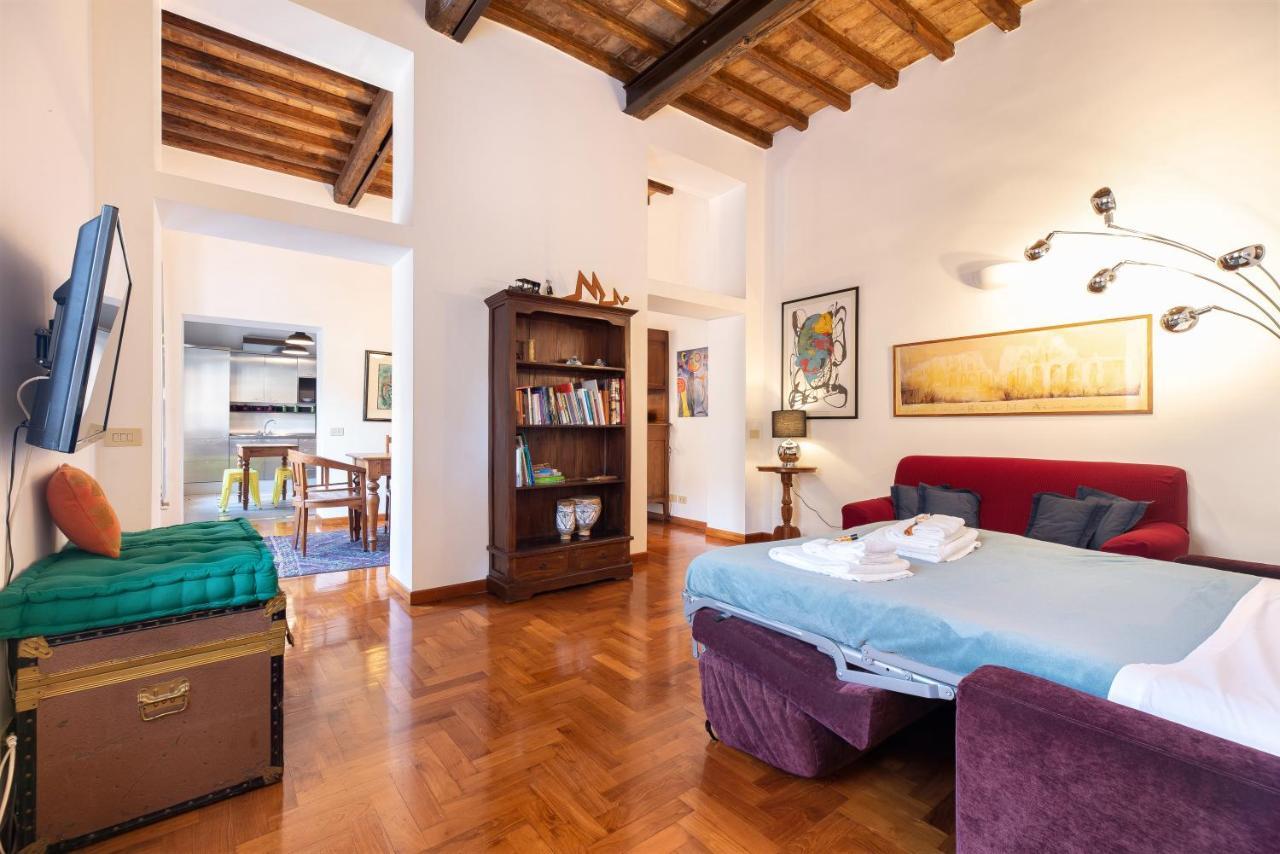 Apartment Via Del Teatro Pace